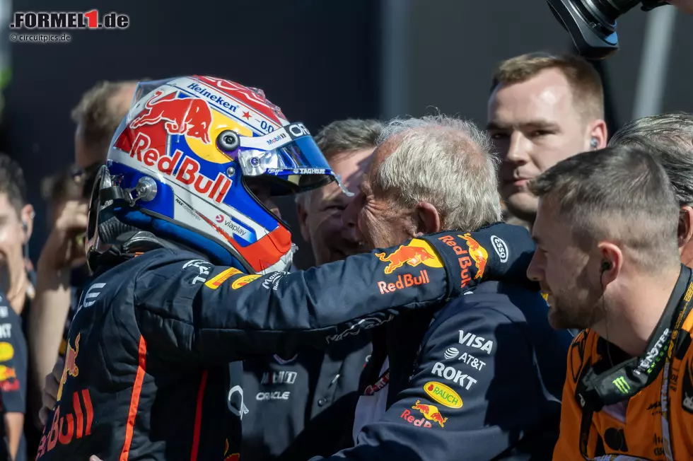 Foto zur News: Max Verstappen (Red Bull), Christian Ho und Helmut Marko