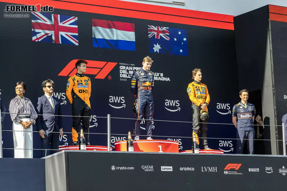 Foto zur News: Lando Norris (McLaren), Max Verstappen (Red Bull) und Oscar Piastri (McLaren)