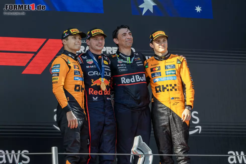 Foto zur News: Lando Norris (McLaren), Max Verstappen (Red Bull) und Oscar Piastri (McLaren)