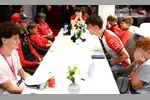 Foto zur News: Oliver Bearman (Haas) und Esteban Ocon (Haas)