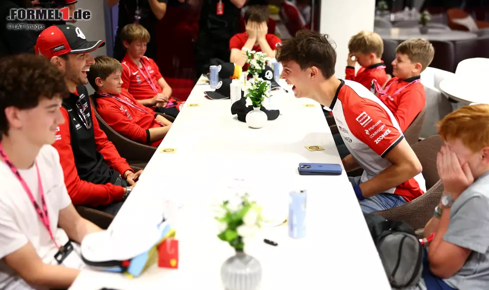 Foto zur News: Oliver Bearman (Haas) und Esteban Ocon (Haas)
