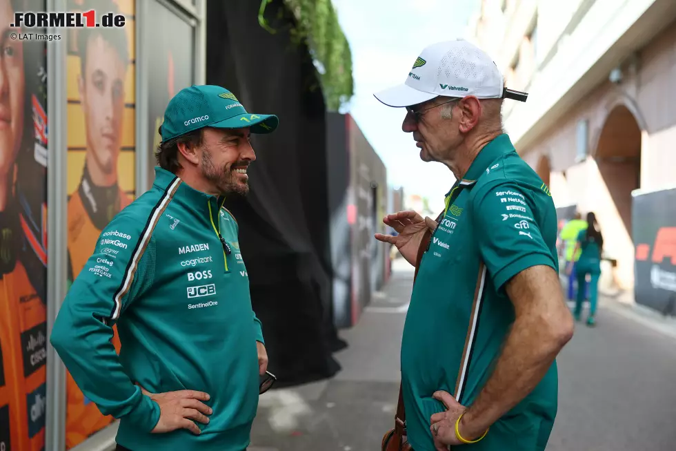 Foto zur News: Fernando Alonso (Aston Martin) und Adrian Newey