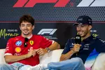 Foto zur News: Charles Leclerc (Ferrari) und Pierre Gasly (Alpine)
