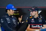 Foto zur News: Alexander Albon (Williams) und Max Verstappen (Red Bull)