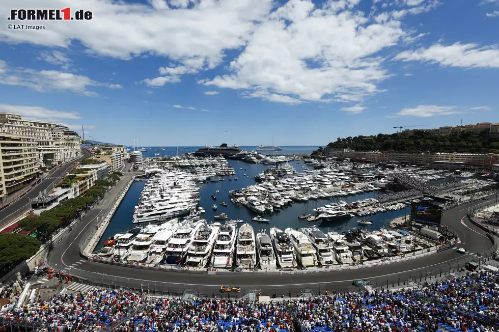 Foto zur News: Fernando Alonso (Aston Martin) und Oscar Piastri (McLaren)
