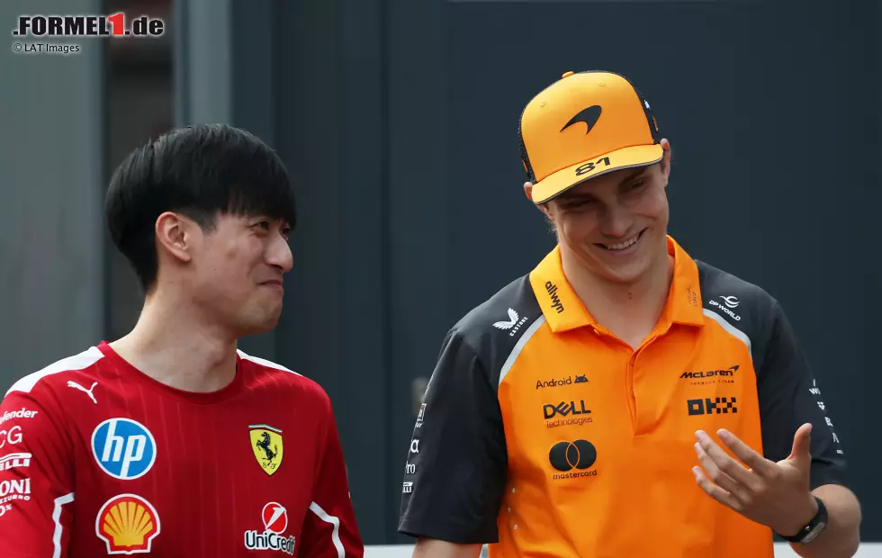 Foto zur News: Guanyu Zhou und Oscar Piastri (McLaren)
