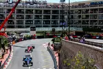 Foto zur News: Carlos Sainz (Williams) und Lewis Hamilton (Ferrari)