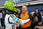 Foto zur News: Lando Norris (McLaren) und Zak Brown