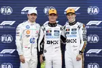 Foto zur News: Lando Norris (McLaren), Charles Leclerc (Ferrari) und Oscar Piastri (McLaren)