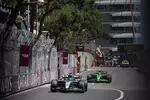 Foto zur News: George Russell (Mercedes) und Gabriel Bortoleto (Sauber)