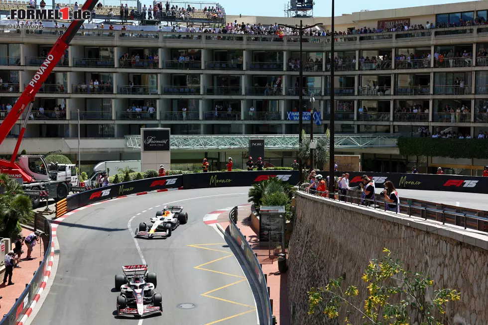 Foto zur News: Esteban Ocon (Haas) und Isack Hadjar (Racing Bulls)