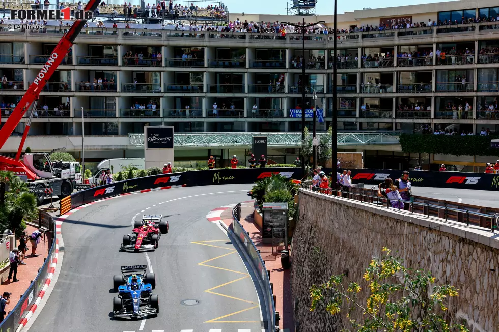 Foto zur News: Carlos Sainz (Williams) und Lewis Hamilton (Ferrari)