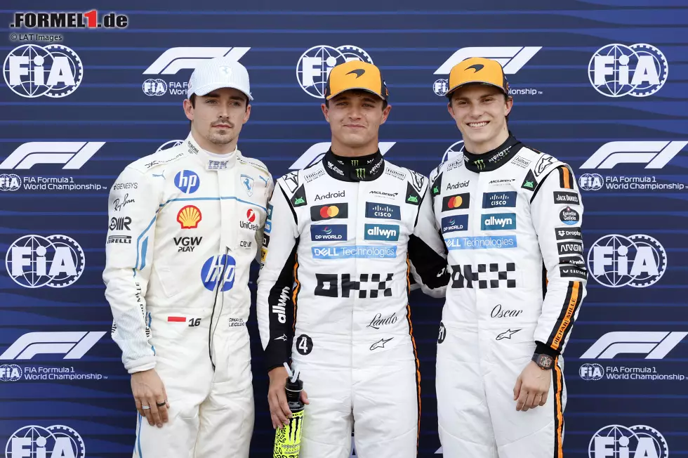 Foto zur News: Lando Norris (McLaren), Charles Leclerc (Ferrari) und Oscar Piastri (McLaren)