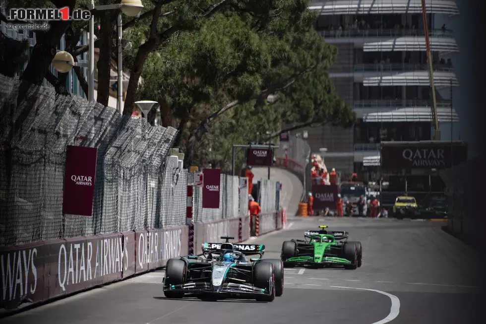 Foto zur News: George Russell (Mercedes) und Gabriel Bortoleto (Sauber)
