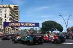 Foto zur News: Fernando Alonso (Aston Martin) und Lewis Hamilton (Ferrari)