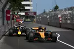 Foto zur News: Oscar Piastri (McLaren) und Max Verstappen (Red Bull)