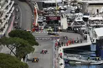 Foto zur News: Lando Norris (McLaren), Charles Leclerc (Ferrari) und Oscar Piastri (McLaren)