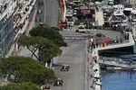 Foto zur News: Lando Norris (McLaren), Charles Leclerc (Ferrari) und Oscar Piastri (McLaren)
