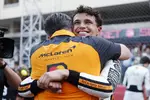 Foto zur News: Lando Norris (McLaren) und Zak Brown