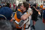 Foto zur News: Zak Brown und Oscar Piastri (McLaren)