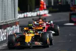 Foto zur News: Lando Norris (McLaren), Charles Leclerc (Ferrari) und Oscar Piastri (McLaren)