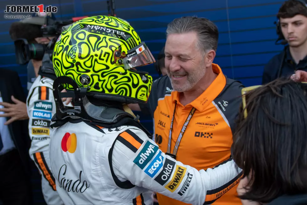 Foto zur News: Lando Norris (McLaren) und Zak Brown