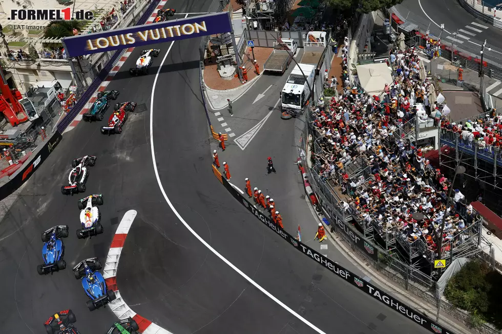Isack Hadjar (Racing Bulls), Fernando Alonso (Aston Martin), Lewis Hamilton (Ferrari) und Esteban Ocon (Haas) Foto zur News: Isack Hadjar (Racing Bulls), Fernando Alonso (Aston Martin), Lewis Hamilton (Ferrari) und Esteban Ocon (Haas)