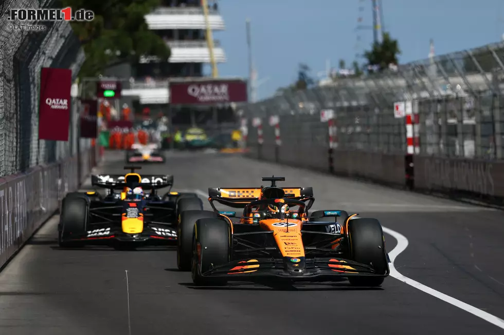 Foto zur News: Oscar Piastri (McLaren) und Max Verstappen (Red Bull)