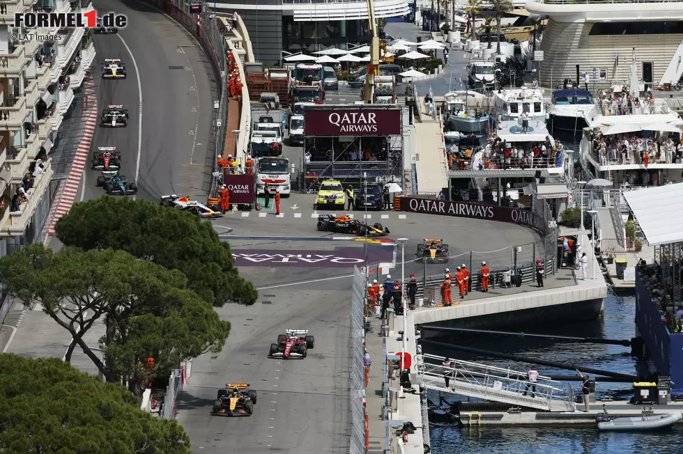 Foto zur News: Lando Norris (McLaren), Charles Leclerc (Ferrari) und Oscar Piastri (McLaren)