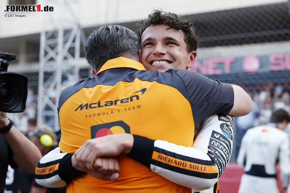 Foto zur News: Lando Norris (McLaren) und Zak Brown