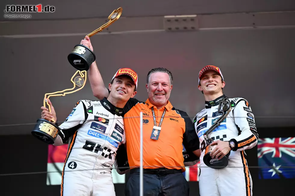 Foto zur News: Lando Norris (McLaren), Zak Brown und Oscar Piastri (McLaren)