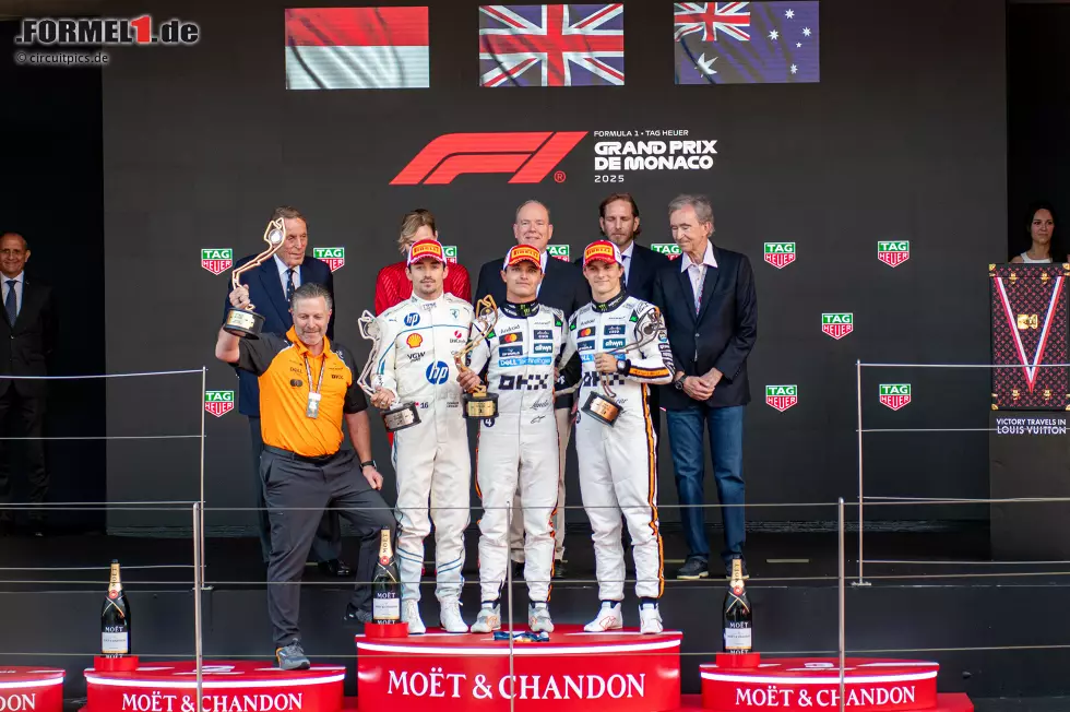 Foto zur News: Zak Brown, Charles Leclerc (Ferrari), Lando Norris (McLaren) und Oscar Piastri (McLaren)