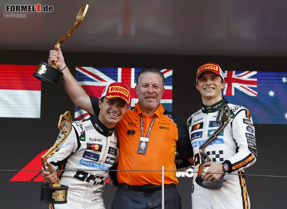Foto zur News: Lando Norris (McLaren), Zak Brown und Oscar Piastri (McLaren)