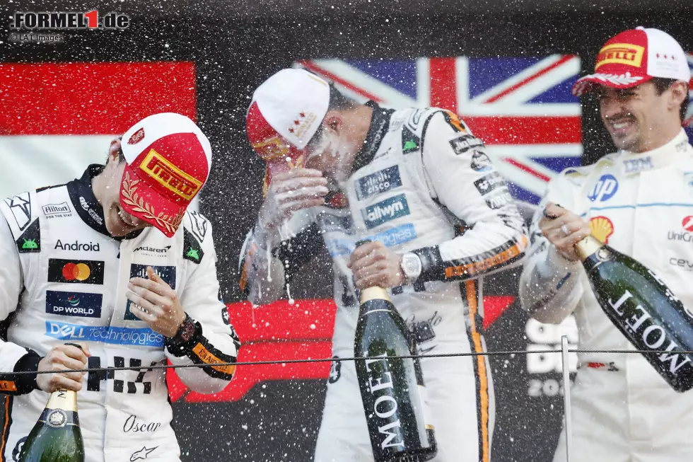 Foto zur News: Lando Norris (McLaren), Charles Leclerc (Ferrari) und Oscar Piastri (McLaren)