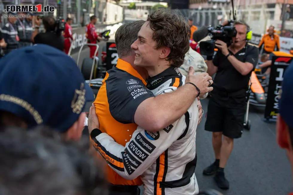 Foto zur News: Zak Brown und Oscar Piastri (McLaren)