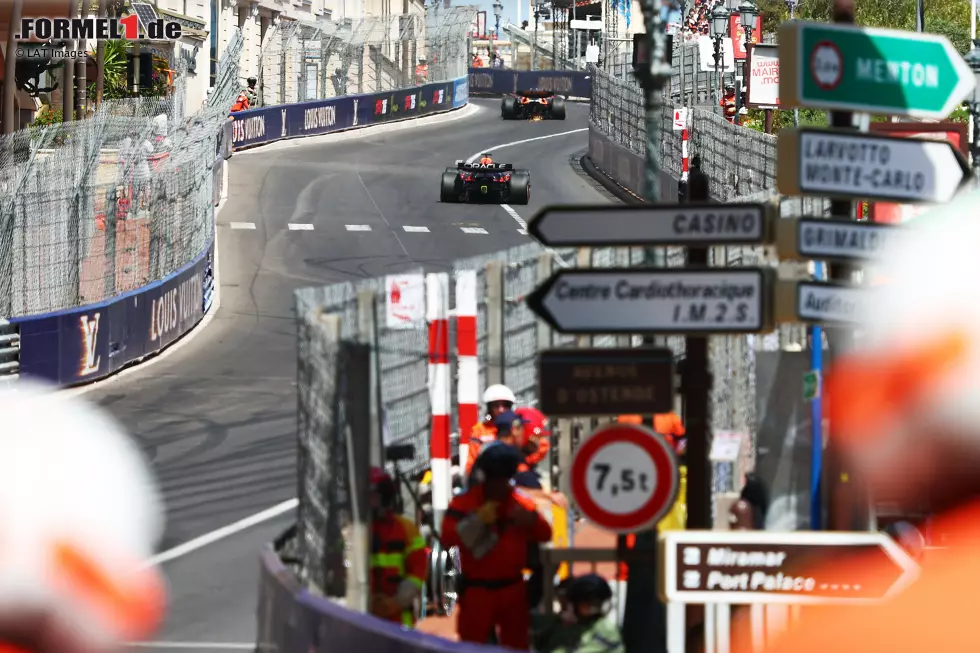Foto zur News: Oscar Piastri (McLaren) und Max Verstappen (Red Bull)