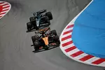 Foto zur News: Oscar Piastri (McLaren) und George Russell (Mercedes)