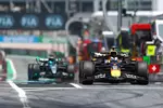 Foto zur News: Max Verstappen (Red Bull) und George Russell (Mercedes)