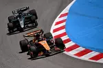 Foto zur News: Oscar Piastri (McLaren) und George Russell (Mercedes)