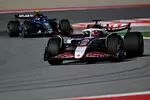 Foto zur News: Esteban Ocon (Haas) und Carlos Sainz (Williams)