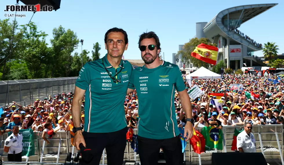 Foto zur News: Pedro de la Rosa und Fernando Alonso (Aston Martin)