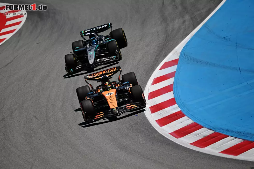 Foto zur News: Oscar Piastri (McLaren) und George Russell (Mercedes)