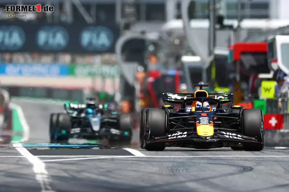 Foto zur News: Max Verstappen (Red Bull) und George Russell (Mercedes)
