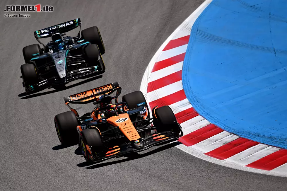 Foto zur News: Oscar Piastri (McLaren) und George Russell (Mercedes)
