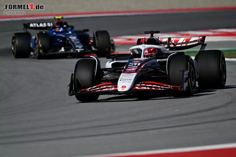 Foto zur News: Esteban Ocon (Haas) und Carlos Sainz (Williams)