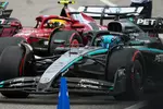 Foto zur News: George Russell (Mercedes) und Lewis Hamilton (Ferrari)
