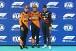 Foto zur News: Oscar Piastri (McLaren), Lando Norris (McLaren) und Max Verstappen (Red Bull)