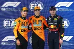 Foto zur News: Oscar Piastri (McLaren), Lando Norris (McLaren) und Max Verstappen (Red Bull)