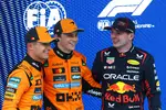 Foto zur News: Oscar Piastri (McLaren), Lando Norris (McLaren) und Max Verstappen (Red Bull)