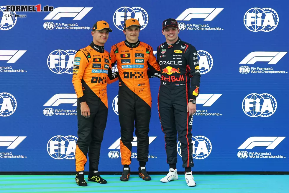 Foto zur News: Oscar Piastri (McLaren), Lando Norris (McLaren) und Max Verstappen (Red Bull)